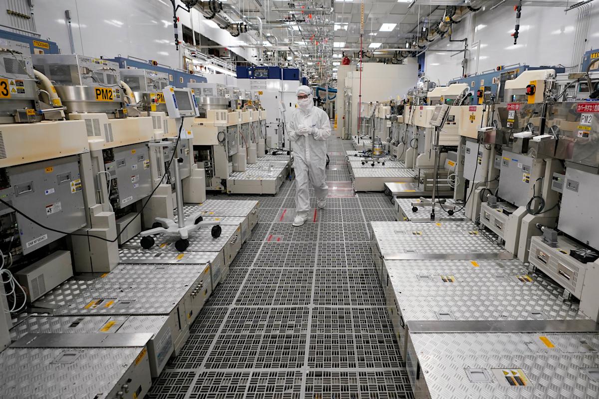 Stock market today: S&P 500, Nasdaq hit pause after tech rout with Micron in focus