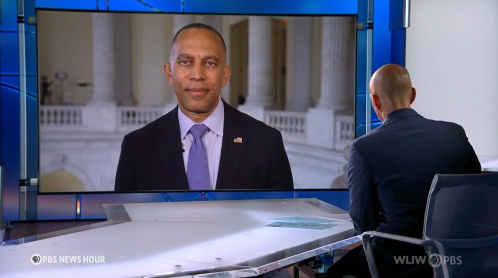 Leader Jeffries (left) and Geoff Bennett (right) appearing on PBS NewsHour