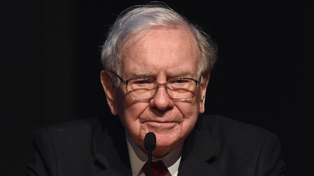 Warren Buffett told CNBC he could end America's deficit crisis 'in five minutes.’ Would his solution still work in 2026?