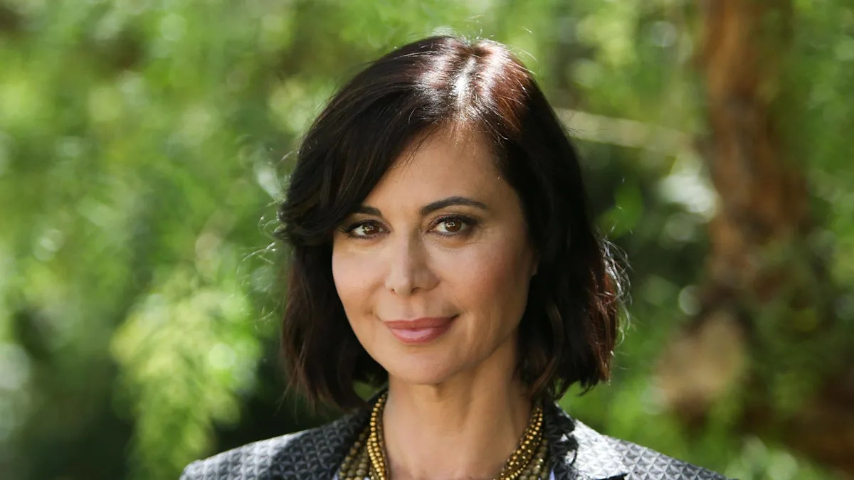 The X-Files' David Duchovny and JAG's Catherine Bell send '90s fans wild as pair stun in surprising new photo