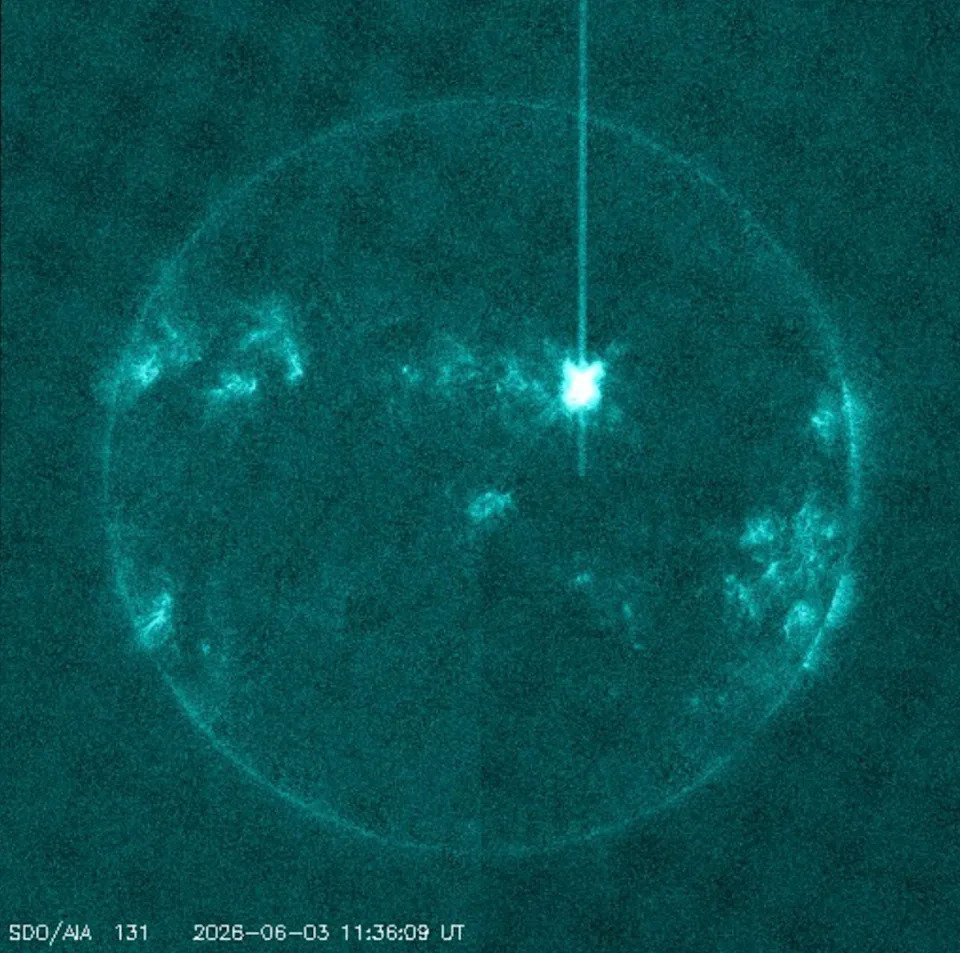 A powerful X-class flare erupting from sunspot 4455 (Nasa Solar Dynamics Observatory)