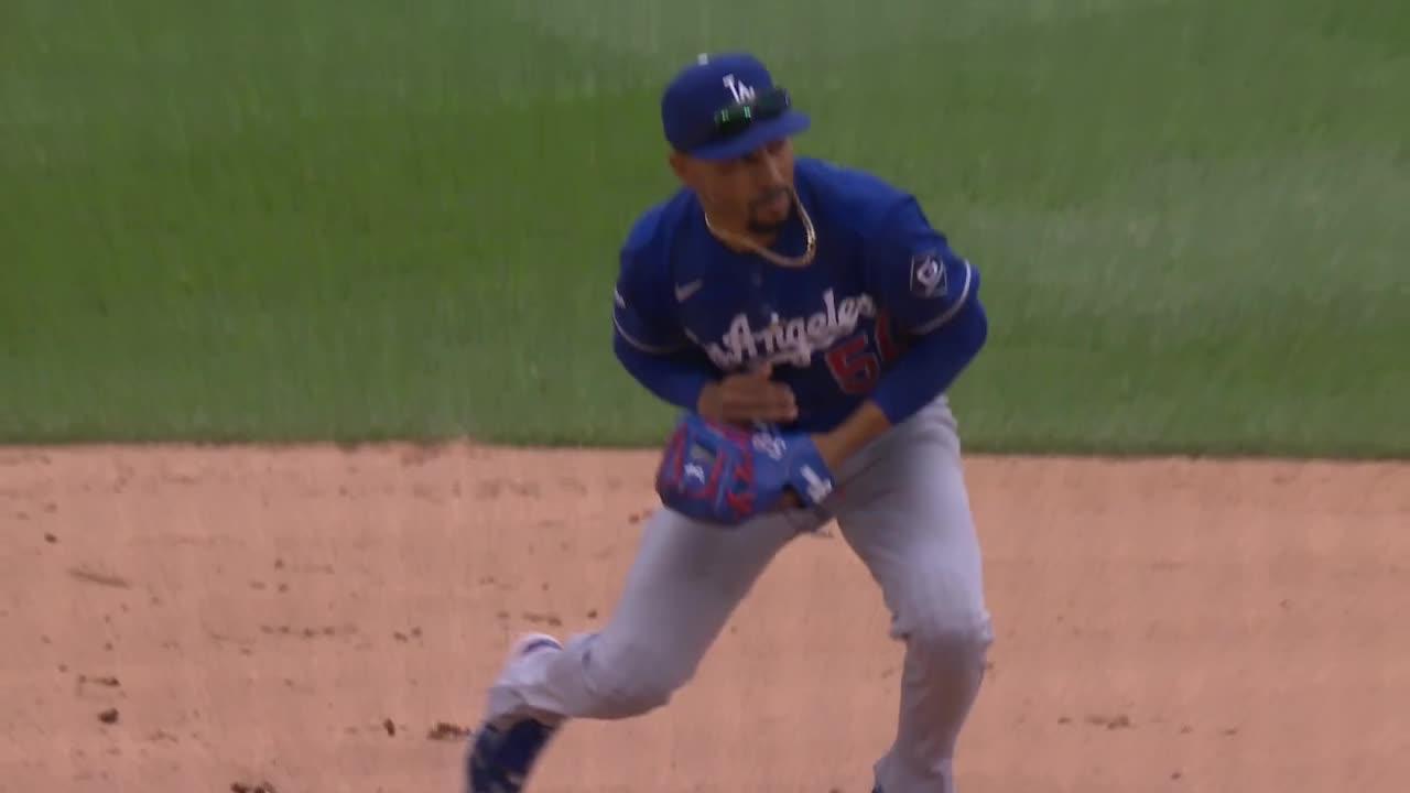 Yoshinobu Yamamoto carries no-hit bid into 9th as Dodgers beat White Sox 7-1
