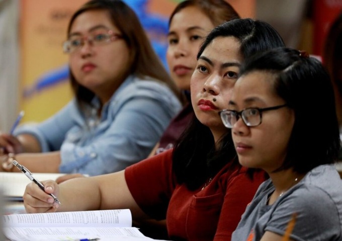 Filipino workers, including nurses applying to work in United Kingdom, attend a lecture at a review center for the International English Language Testing System or IELTS in Manila, Philippines, April 2, 2019. Picture taken April 2, 2019. Photo by Reuters
