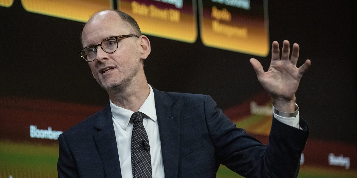 Apollo Chief Economist Says There's No Evidence AI Is Taking Human Jobs