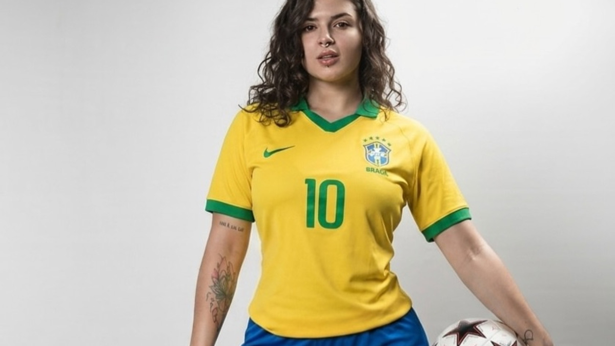 Brazilian influencer strips down, covers herself in 1,000+ football stickers for risque World Cup shoot
