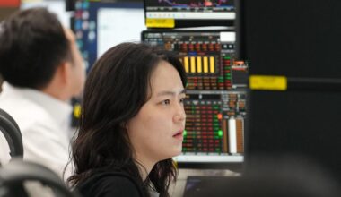 Oil prices fall, Wall Street mixed after record-breaking S&P rally runs out of steam | National News