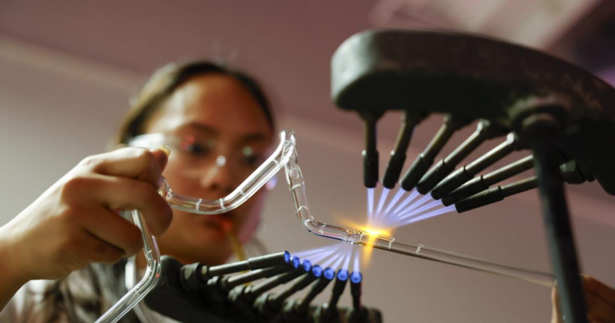 UW-Madison students make ‘captivating’ neon sculptures in popular class | Education