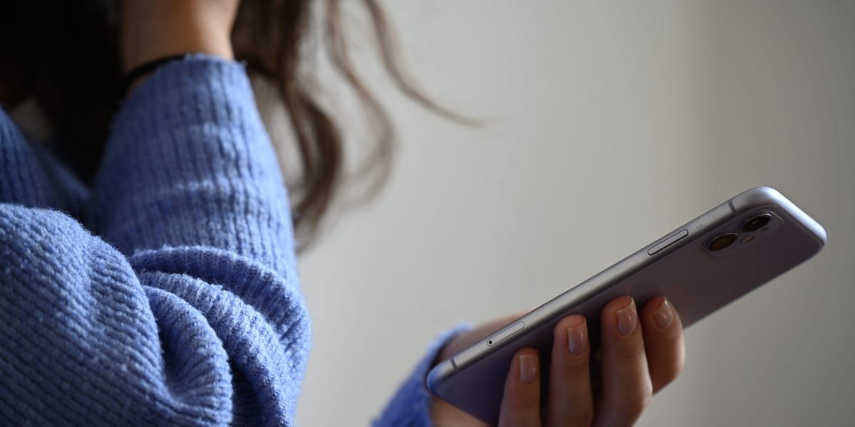 Zillennial Author Tests Apps to Combat Phone Call Anxiety