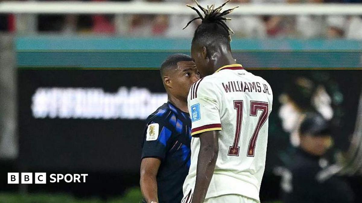 Nico Williams squares up to a Uruguay player
