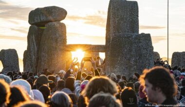 Stonehenge revelers ring in summer solstice