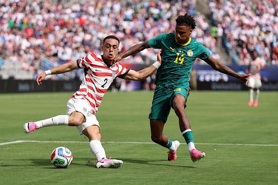 Sergiño Dest, #2 de EE. UU., controla el balón mientras Ismail Jakobs, #14 de Senegal, defiende durante el partido amistoso internacional en el Bank of America Stadium, el 31 de mayo de 2026, en Charlotte, Carolina del Norte.
