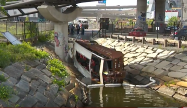 11 injured after duck boat overturns near entrance to Charles River