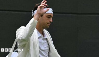 Roger Federer (L) and Russia's Marat Safin (R) enter the court at Wimbledon in 2007