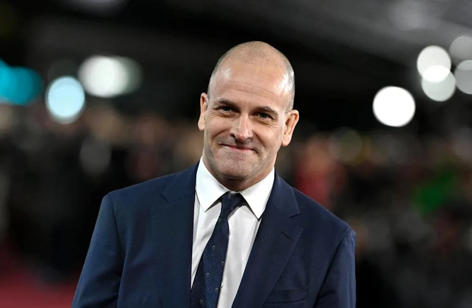 Jonny Lee Miller in a blue suit