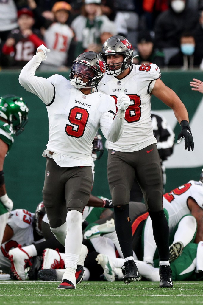 Joe Tryon-Shoyinka and Anthony Nelson celebrating a defensive stop.