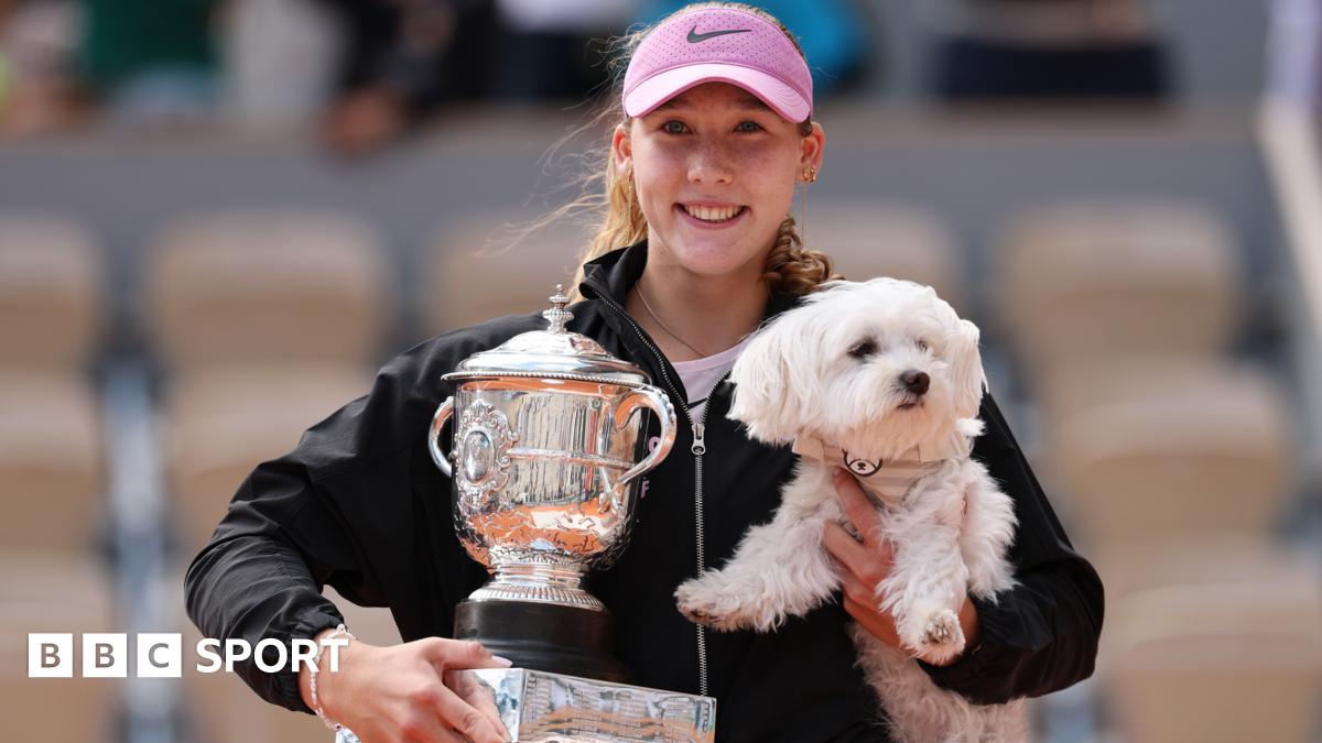 Mirra Andreeva kisses French Open trophy