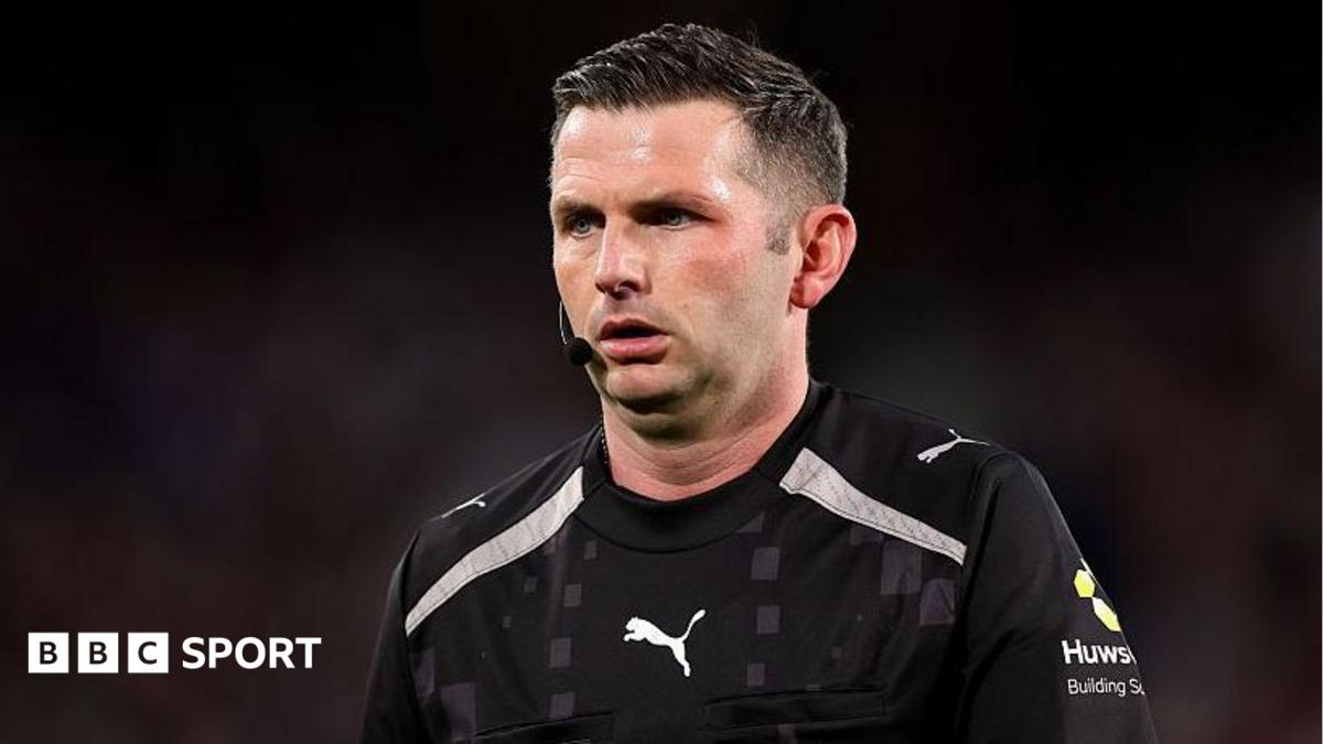 Referee Michael Oliver