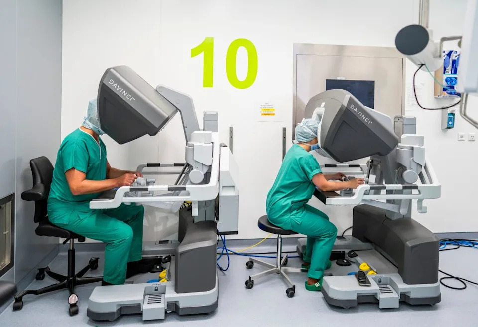 Surgeons in Germany perform an abdominal surgery using the Da Vinci robot. ZUMAPRESS.com