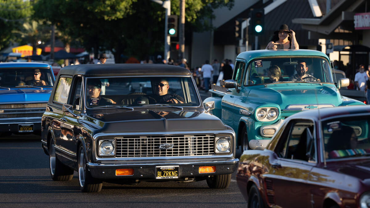 Modesto CA American Graffiti parade draws cars, spectators