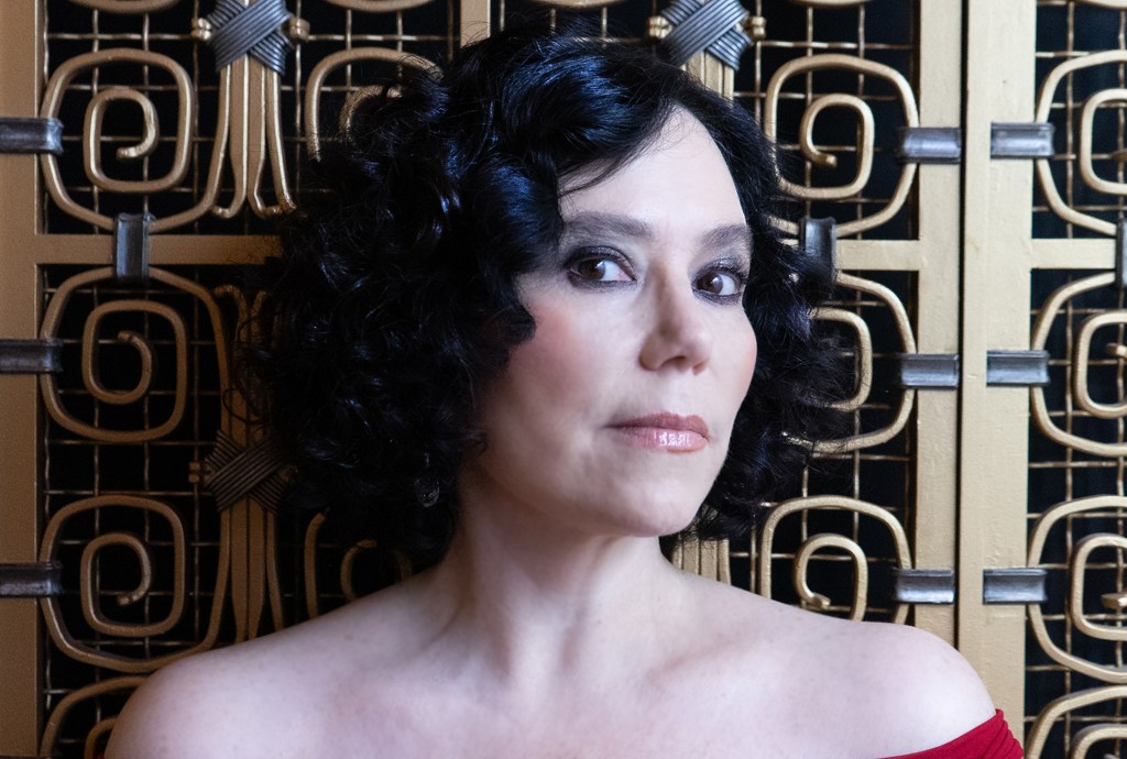 Alex Borstein To Star In Dramedy Turn The Lights Back On From Dave Pantano