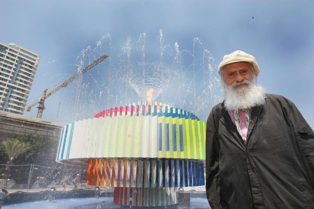 Agam by the fountain (Photo: Shaul Golan) יעקב אגם לצד המזרקה "אש ומים", 2012