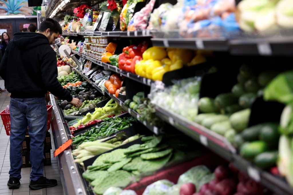 As U.S. inflation soars, food and gas prices rise in Chicago