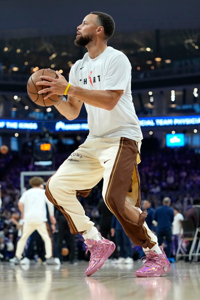 Stephen Curry warms up in Li-Ning Way of Wade 12 "All-Star" sneakers