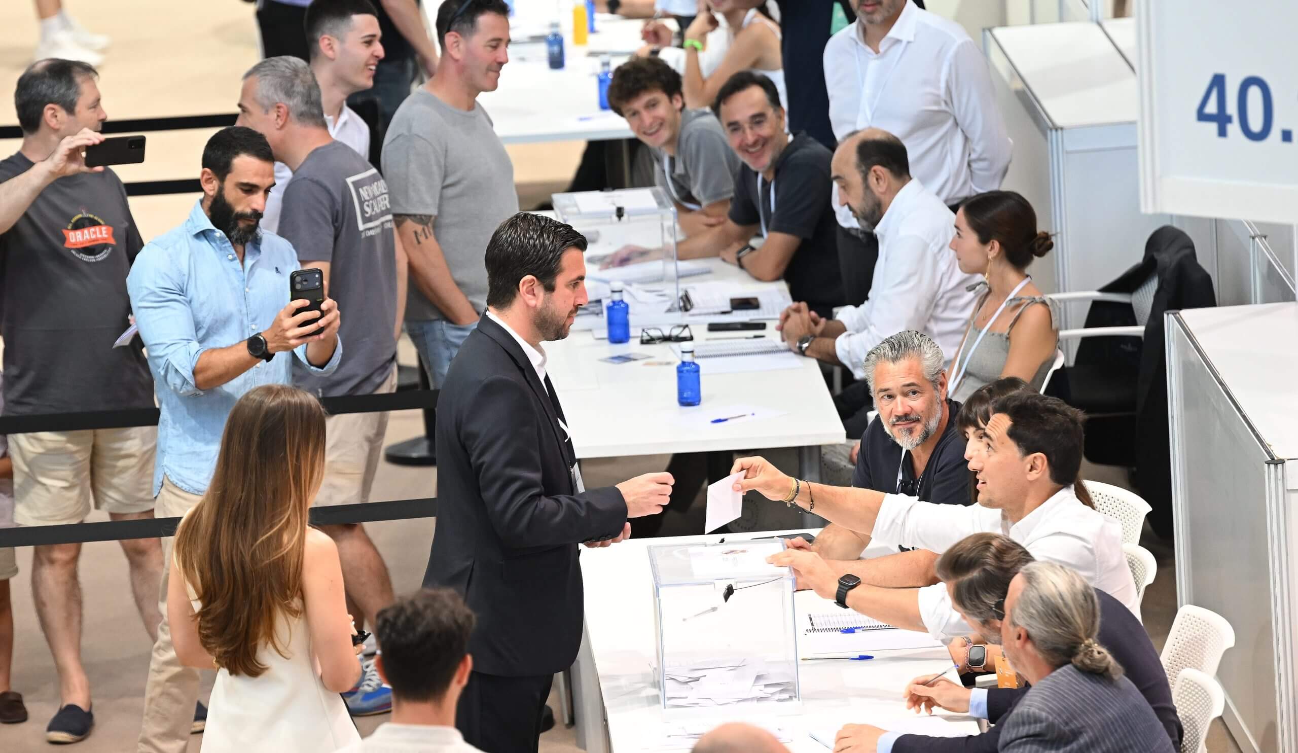 Riquelme casting his vote on Sunday morning 