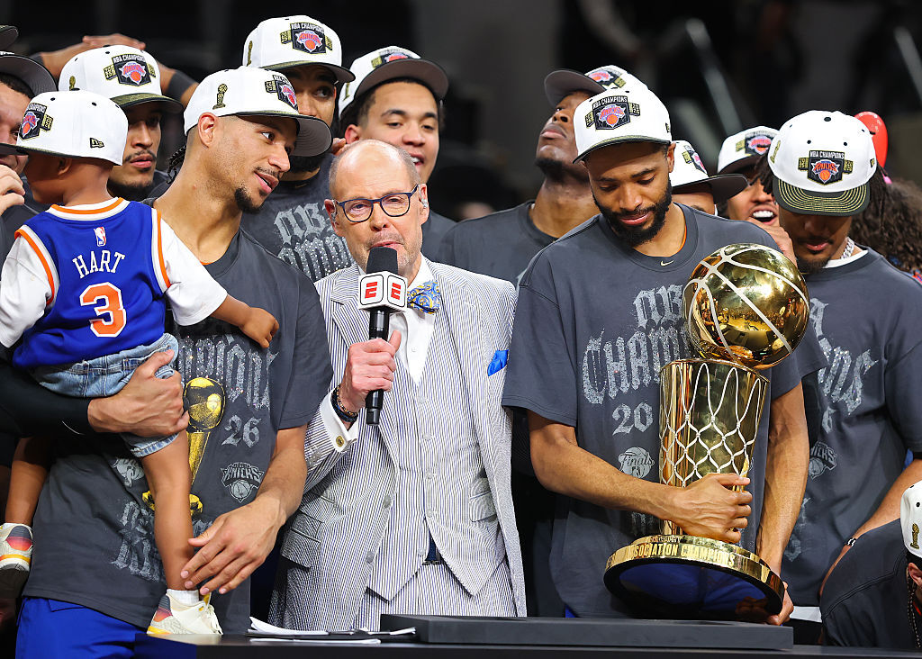 Ernie Johnson Jr. interviews Josh Hart and Mikal Bridges