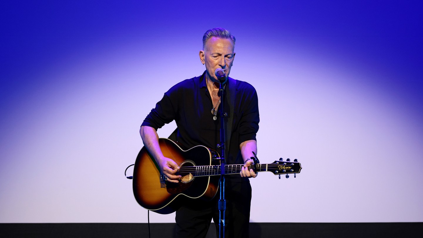 Bruce Springsteen Talks US Future, De Niro Anti-Trump Tonys Intro