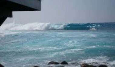 High surf advisory issued for south-facing shores of Big Island; coast flooding is forecast : Big Island Now