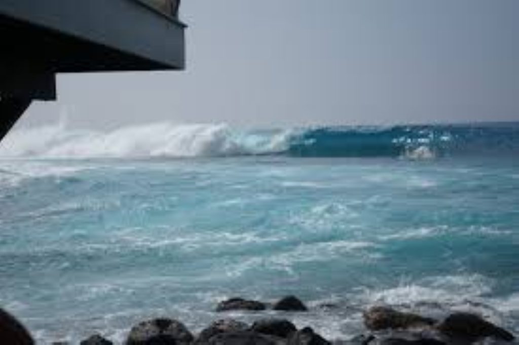 High surf advisory issued for south-facing shores of Big Island; coast flooding is forecast : Big Island Now
