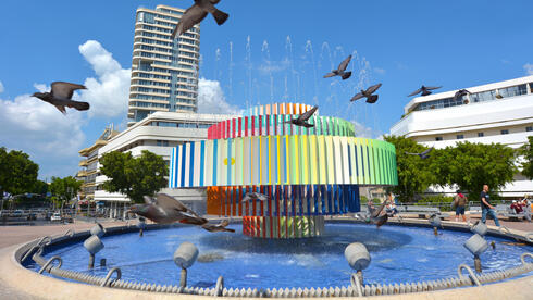 Two Israeli giants are gone, but their fight over a Tel Aviv fountain lives on