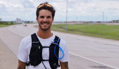 Ontario man running across Canada to raise money for mental health passes by Winnipeg