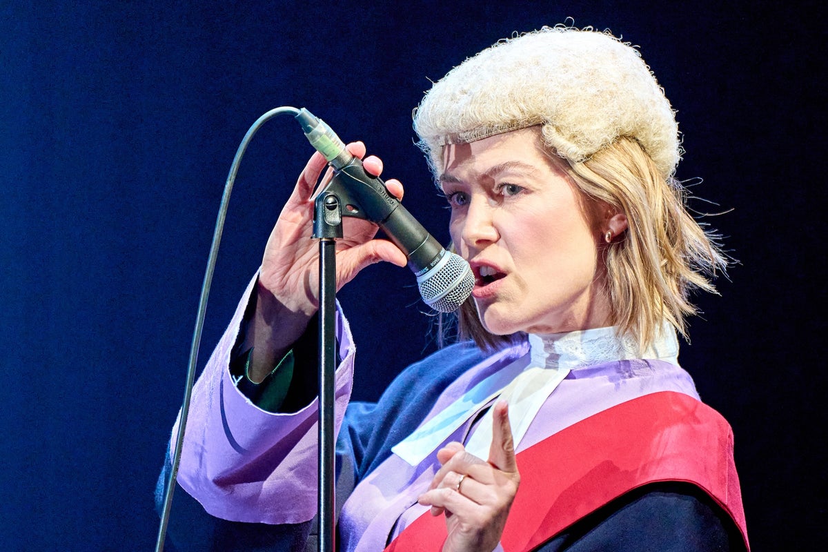 Rosamund Pike calls out audience member for texting during show