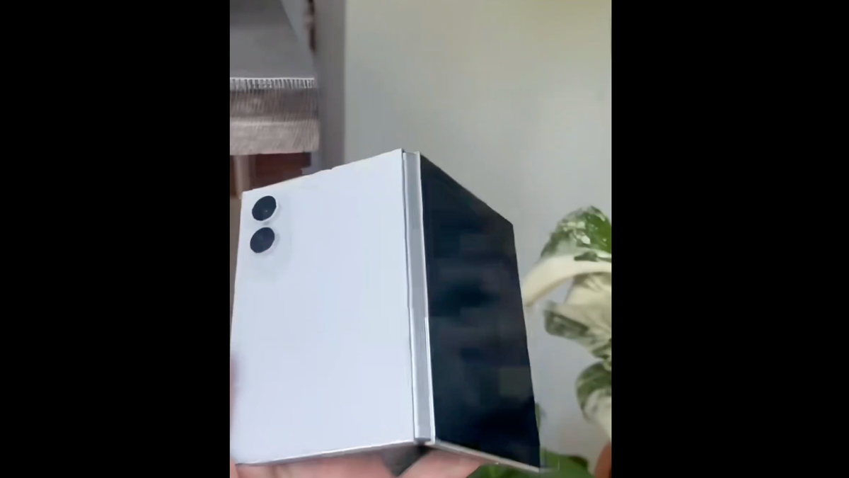 Samsung employee spotted using wide Galaxy Z Fold 8 in public