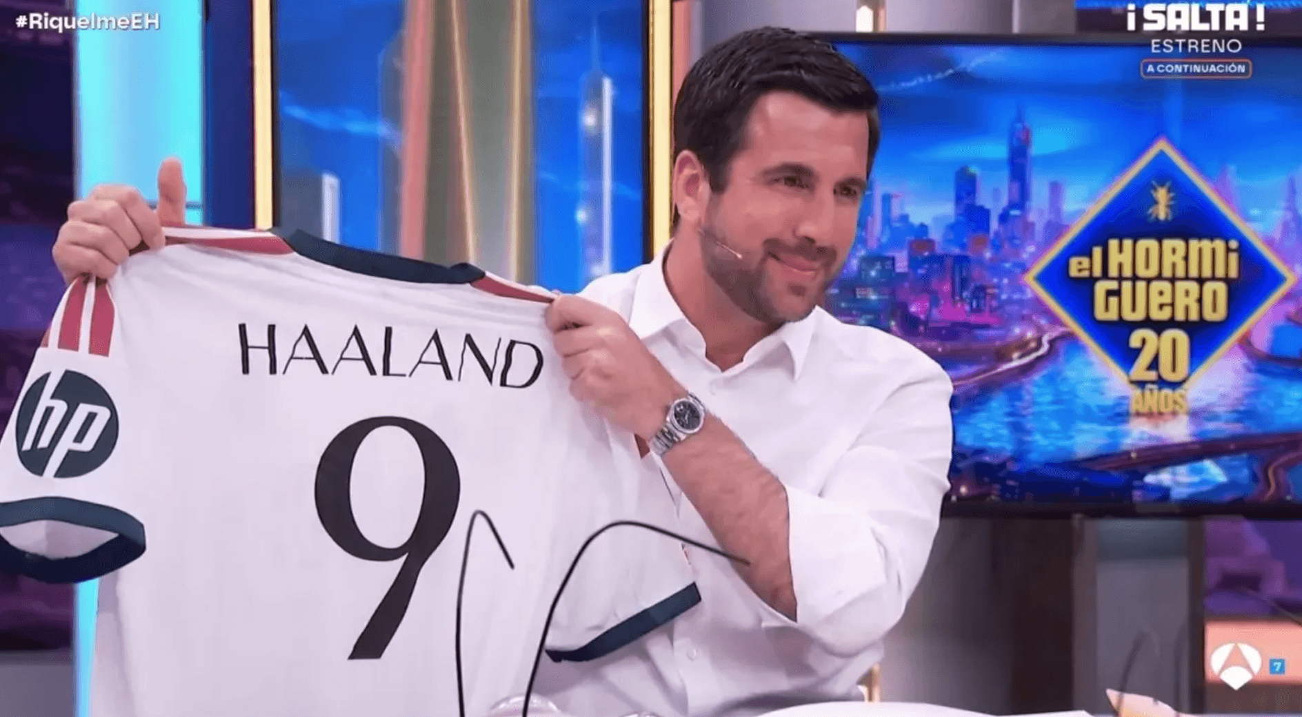 Riquelme shows off the Haaland Madrid shirt to the cameras