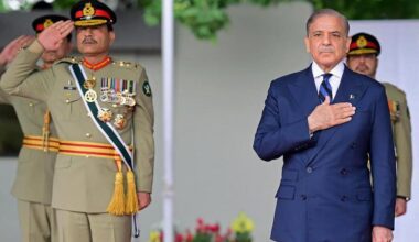 Pakistani Prime Minister Shehbaz Sharif and Army Chief Asim Munir traveled to Switzerland to participate in talks related to the ongoing negotiations between Iran and the United States (Photo credit: PAKISTAN’S PRIME MINISTER OFFICE / AFP)