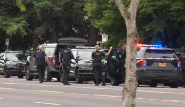 Police in standoff with armed suspect in NE Portland; hostage released