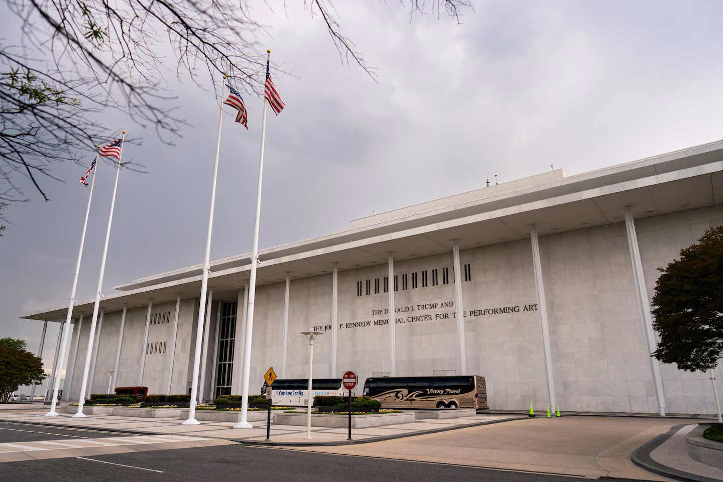 Kennedy Center loses suit against artist who canceled after Trump name change - The Washington Post