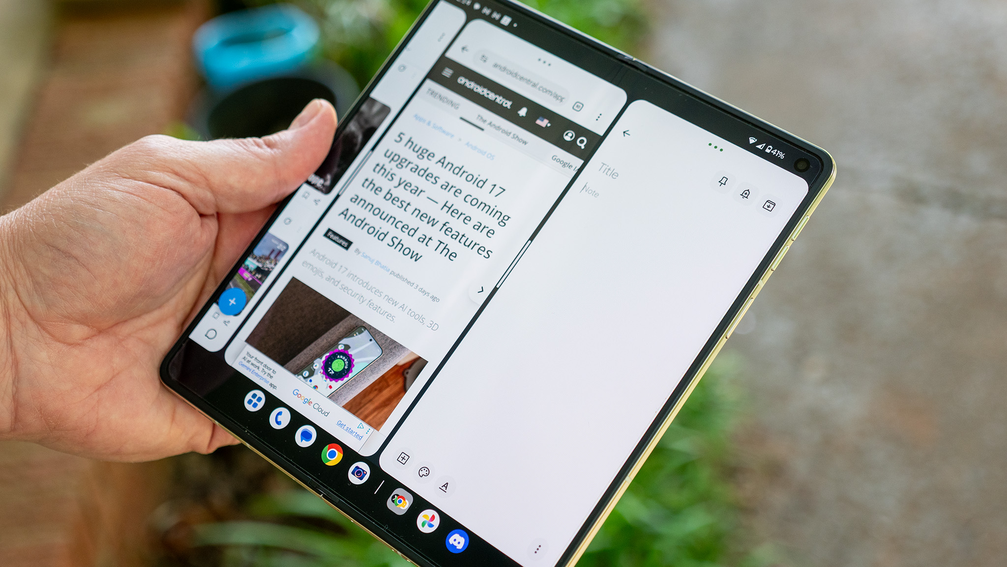Using multiple apps at a time on a Motorola Razr Fold 2026