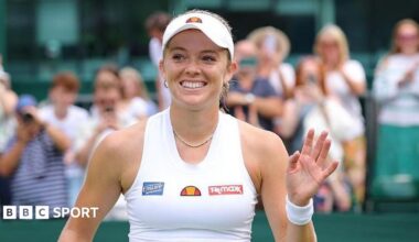 Iga Swiatek with the Wimbledon trophy in 2025