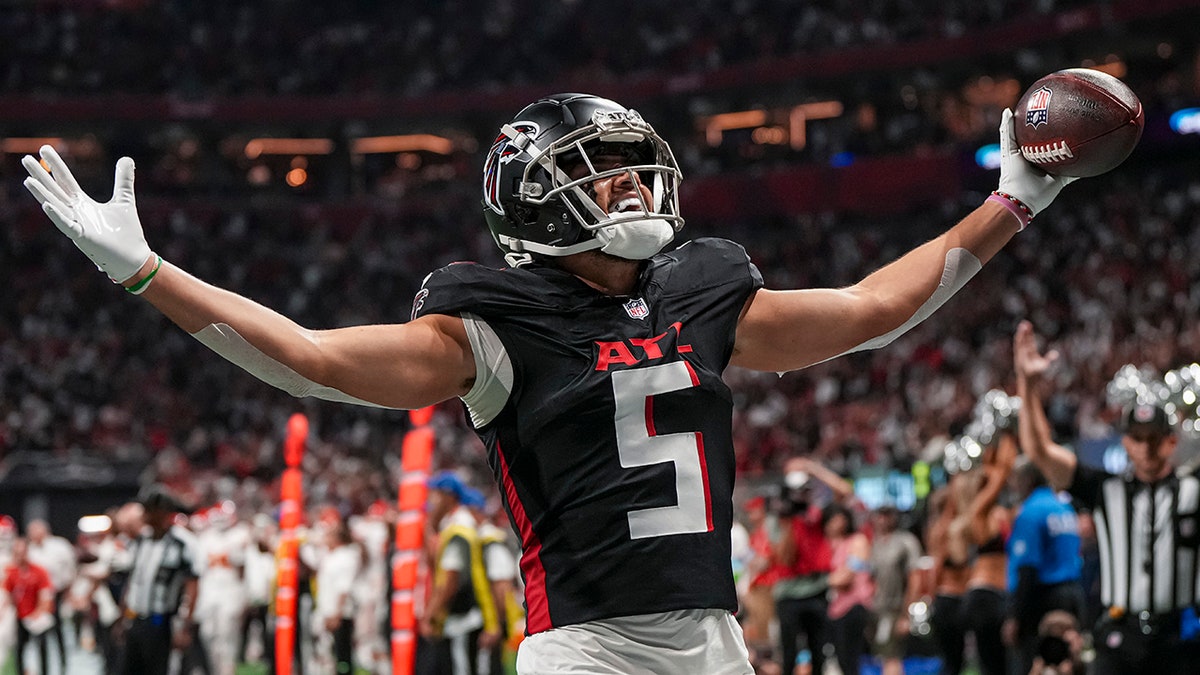 Atlanta Falcons wide receiver Drake London catching a touchdown pass at Mercedes-Benz Stadium