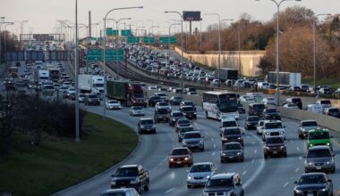 Automakers urge EPA to move quickly to rewrite vehicle pollution rules, back two-year delay