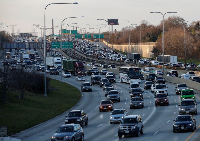 Automakers urge EPA to move quickly to rewrite vehicle pollution rules, back two-year delay