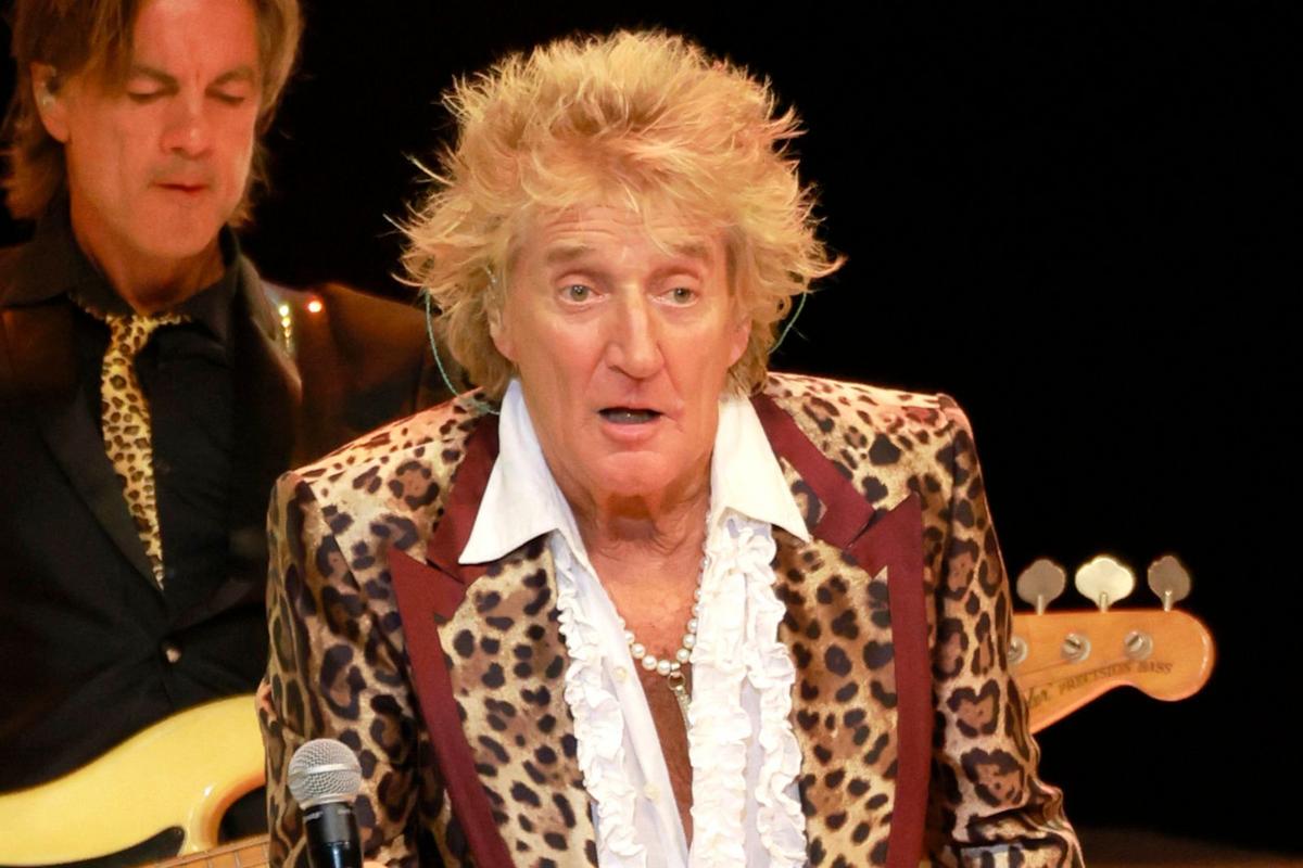 Rod Stewart Requires Oxygen Tank After Nearly Fainting Onstage