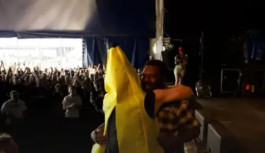End It Buried The Hatchet With Banana Men Onstage At Yesterday's 'Jera On Air' Performance