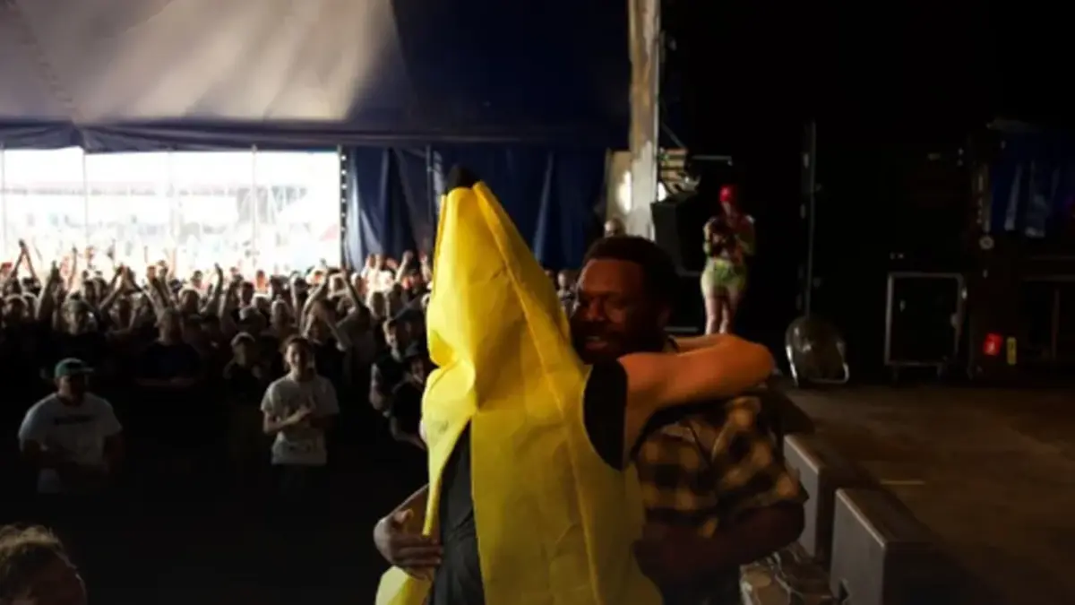 End It Buried The Hatchet With Banana Men Onstage At Yesterday's 'Jera On Air' Performance