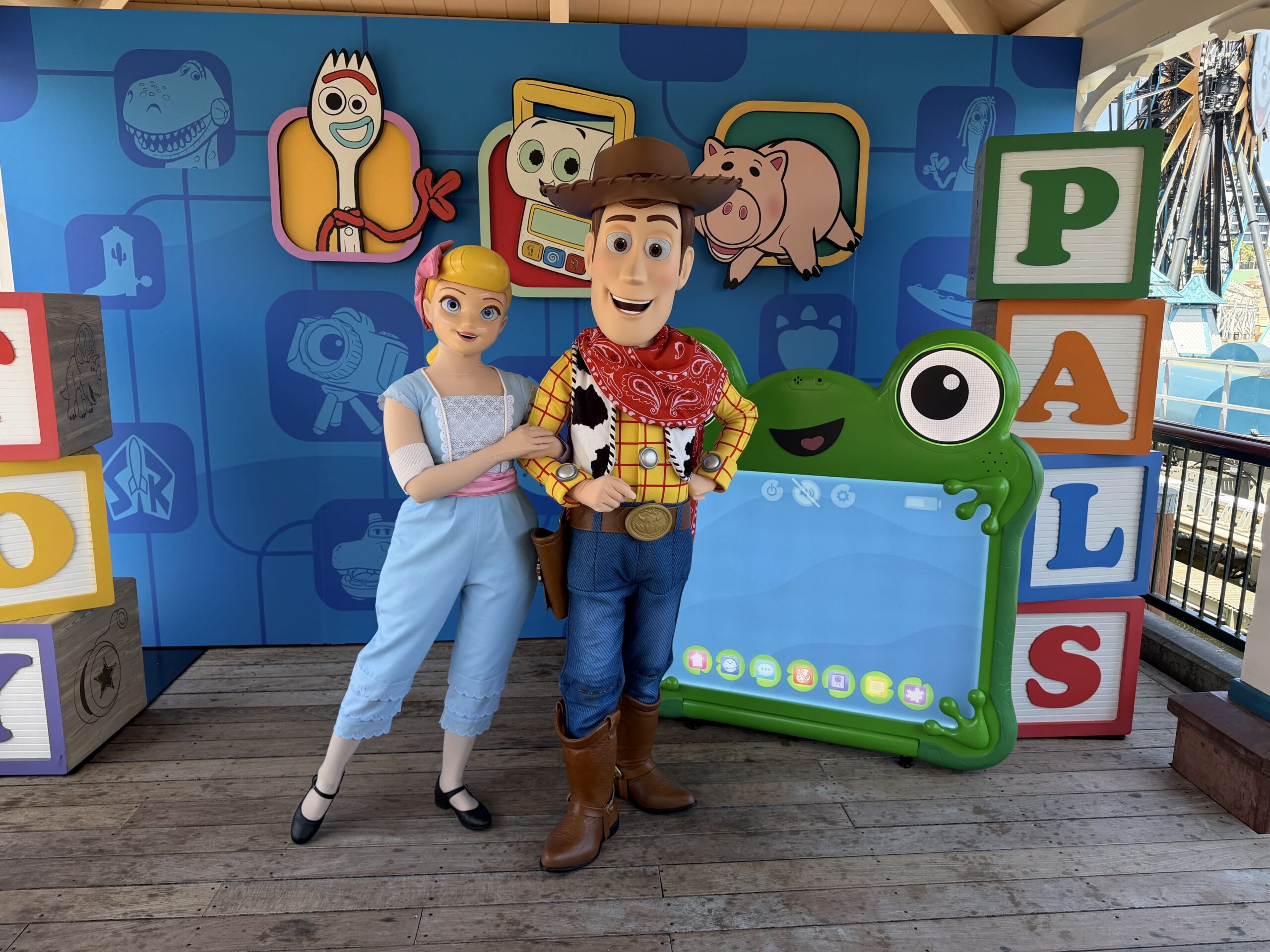 Now meeting at Pixar Pier are Woody, Bo Peep, Jessie, and Buzz in their updated Toy Story 5 outfits. Bo looks about as she has previously for other meet and greets. However, Woody is now wearing a red, paisley bandana as a poncho.