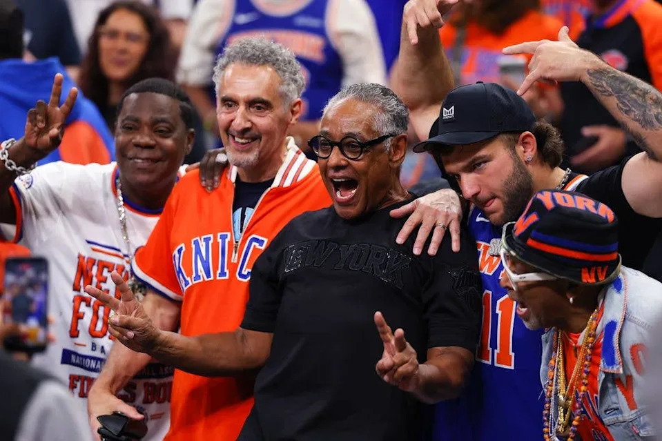 Tracy Morgan supports his beloved Knicks